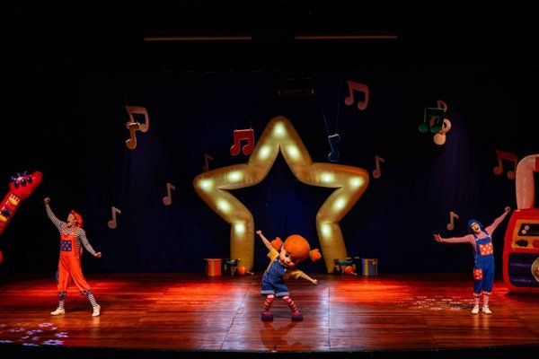 Fenômeno teatral infantil Diário de Mika será encenado sábado no Centro Cultural