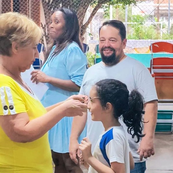 Vereador acompanha entrega de óculos do projeto Visão para o Futuro em Rio Claro