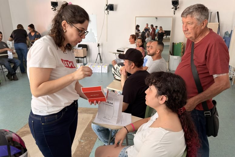 Vereador participa da terceira etapa de entrega de aparelhos auditivos