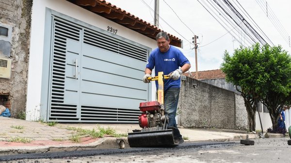 Prefeitura faz tapa-buracos em trechos do Jd São Paulo e Parque Universitário