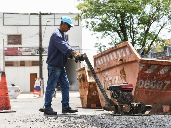 Prefeitura faz tapa-buracos em trechos do Jd São Paulo e Parque Universitário