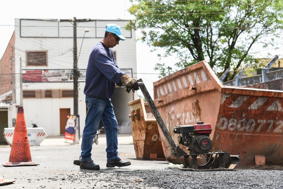 Prefeitura faz tapa-buracos em trechos do Jd São Paulo e Parque Universitário