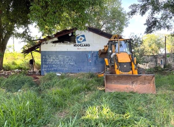 Vereador acompanha solução de problema histórico no Jardim Donangela