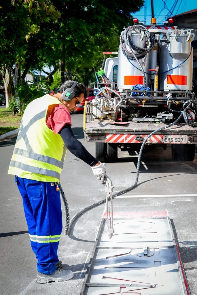 Prefeitura reforça pintura de solo em trechos do bairro Mãe Preta