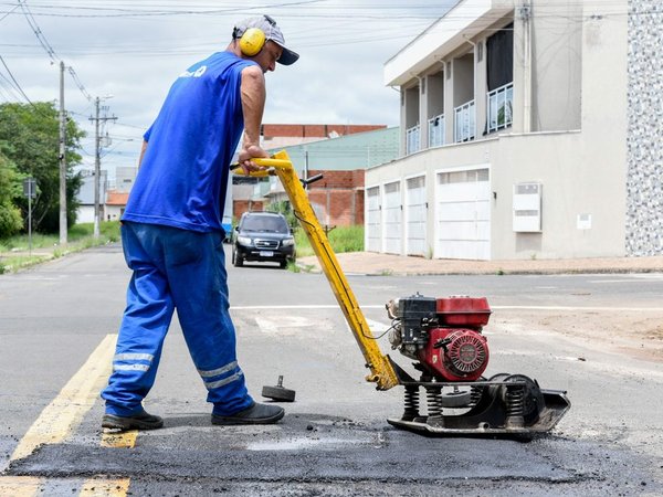 Prefeitura faz tapa-buracos em trechos do Santa Clara 2