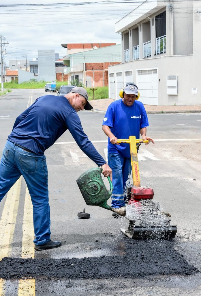 Prefeitura faz tapa-buracos em trechos do Santa Clara 2