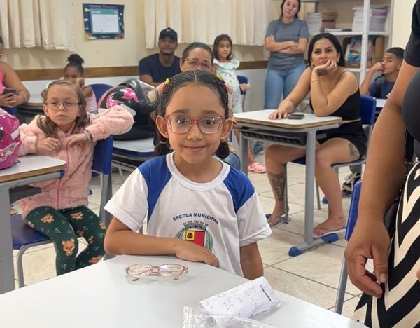 Vereador acompanha entrega de óculos em quatro escolas de Rio Claro nesta quarta-feira (28)