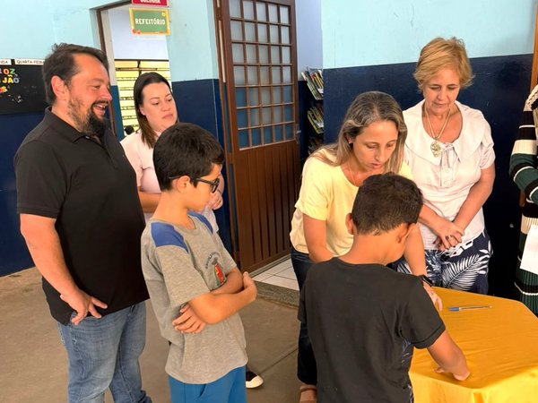 Vereador acompanha entrega de óculos em quatro escolas de Rio Claro nesta quarta-feira (28)